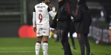 Flamengo compete, vence, mas passa longe de encantar em versão burocrática na Argentina