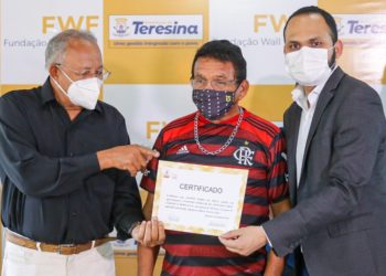 Prefeito Dr. Pessoa entrega certificados na pastoral do povo de rua