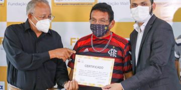 Prefeito Dr. Pessoa entrega certificados na pastoral do povo de rua