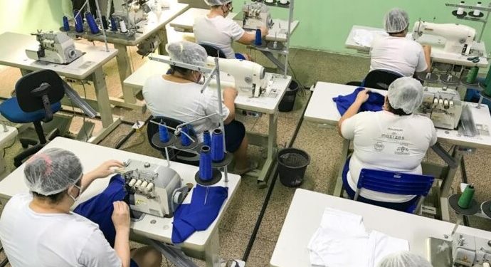 Detentas produzem uniformes e máscaras no sistema prisional do Piauí