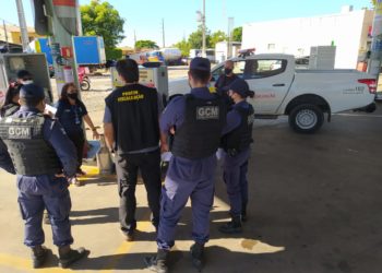 Procon participa de fiscalização a postos de combustíveis em Teresina