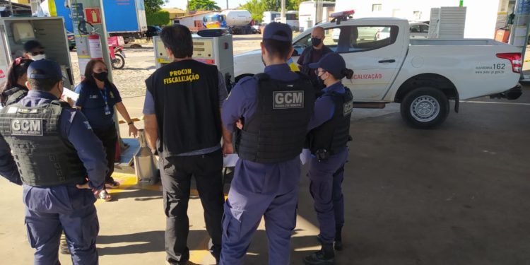 Procon participa de fiscalização a postos de combustíveis em Teresina