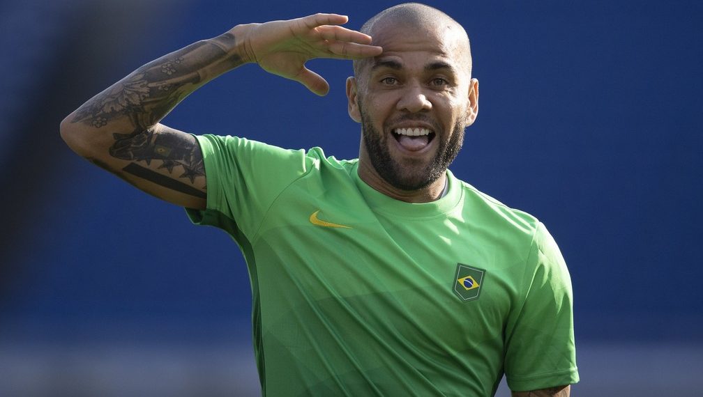 Daniel Alves diz que é especial enfrentar Espanha na final