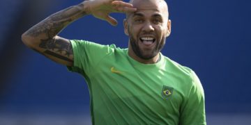 Daniel Alves diz que é especial enfrentar Espanha na final