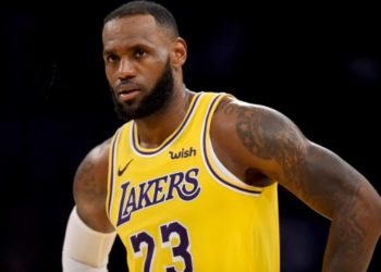 LeBron diz que recebeu propostas para jogar na NFL: ‘Comecei a pensar’