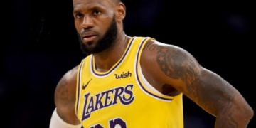 LeBron diz que recebeu propostas para jogar na NFL: ‘Comecei a pensar’