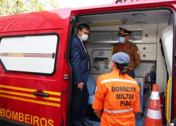 Wellington anuncia concurso para Bombeiros e entrega ambulância à corporação