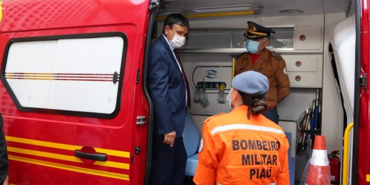 Wellington anuncia concurso para Bombeiros e entrega ambulância à corporação