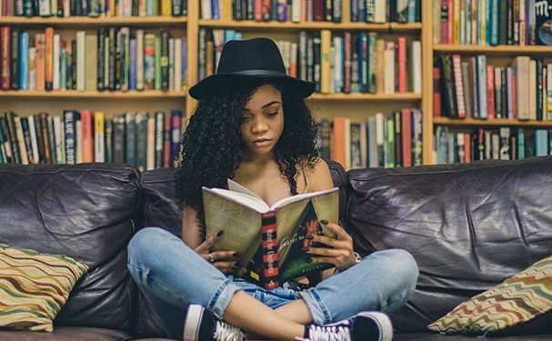 Brasil sofre com abismo em nível de leitura entre jovens de alta e baixa renda