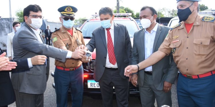 Governador entrega novas viaturas a forças de segurança do Piauí
