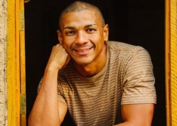 Vavá Ribeiro celebra 30 anos de carreira com show no Theatro 04 de Setembro