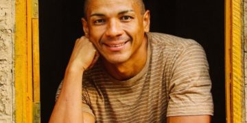 Vavá Ribeiro celebra 30 anos de carreira com show no Theatro 04 de Setembro