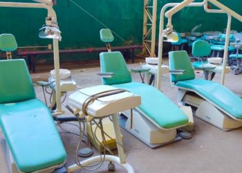 Formandos e entidades recebem doação de cadeiras odontológicas