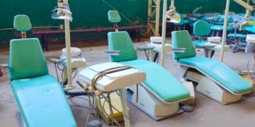 Formandos e entidades recebem doação de cadeiras odontológicas