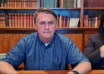 Facebook tira do ar live de Bolsonaro com mentira sobre vacina da Covid e Aids