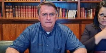 Facebook tira do ar live de Bolsonaro com mentira sobre vacina da Covid e Aids