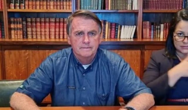 Facebook tira do ar live de Bolsonaro com mentira sobre vacina da Covid e Aids