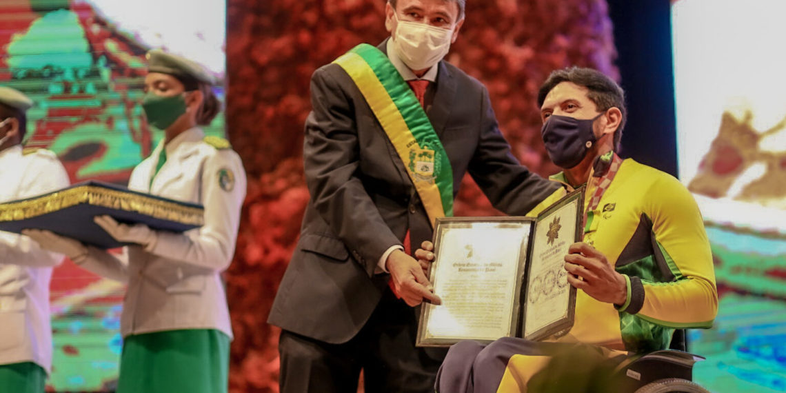 Governador entrega medalha do Mérito Renascença a 47 personalidades