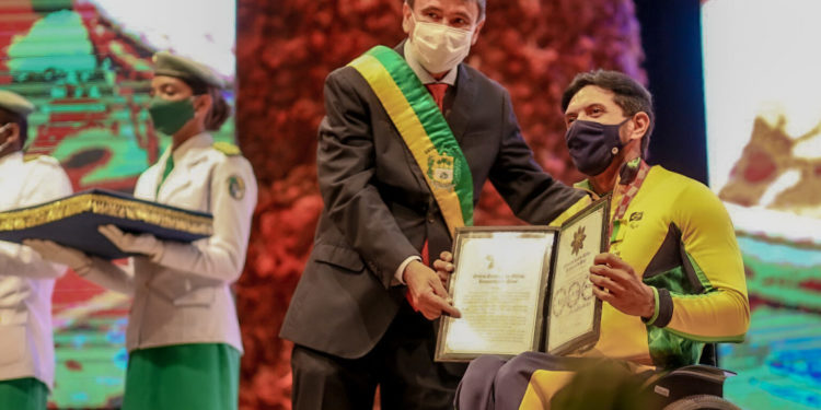 Governador entrega medalha do Mérito Renascença a 47 personalidades