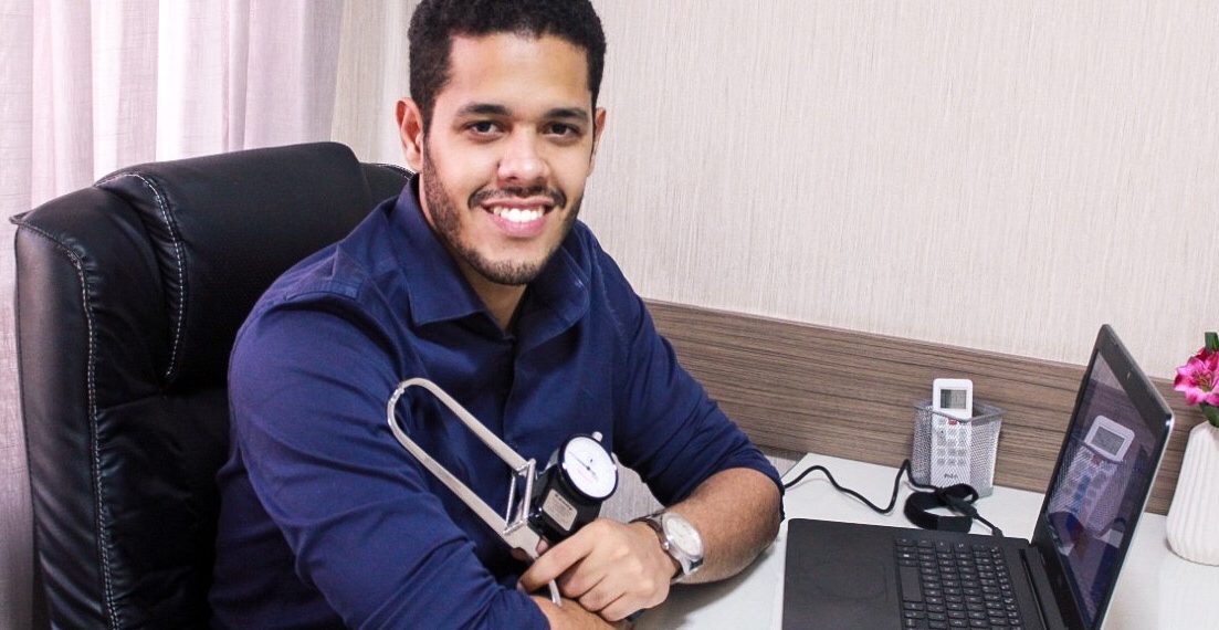 Hábitos e alimentação saudáveis diminuem inchaço causado pela retenção de líquido