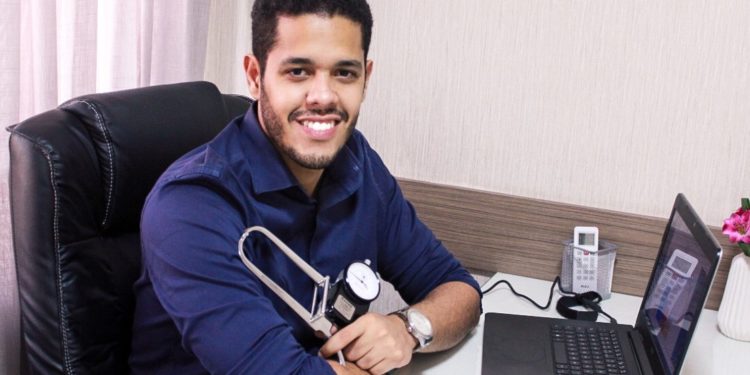 Hábitos e alimentação saudáveis diminuem inchaço causado pela retenção de líquido