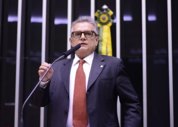 Deputado defende construção de refinarias para baratear preço dos combustíveis