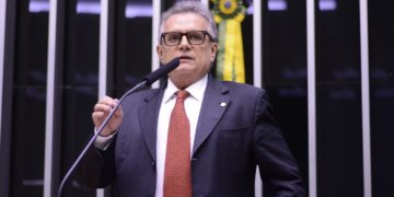 Deputado defende construção de refinarias para baratear preço dos combustíveis