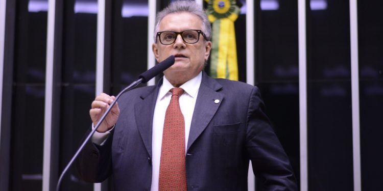 Deputado defende construção de refinarias para baratear preço dos combustíveis