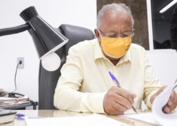 Lei garante pagamento de 13º salário e férias para servidores contratados