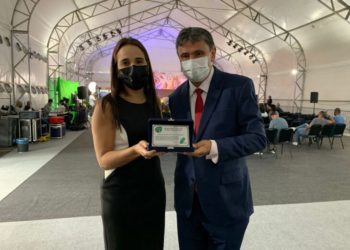 Wellington Dias recebe prêmio Sérgio Arouca por trabalho durante a crise Covid