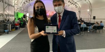 Wellington Dias recebe prêmio Sérgio Arouca por trabalho durante a crise Covid