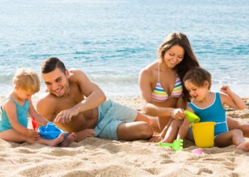 Férias e praia: areia pode causar danos à saúde dos olhos