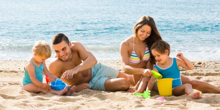 Férias e praia: areia pode causar danos à saúde dos olhos