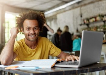 Pesquisa aponta melhores condições para trabalhadores com ensino superior