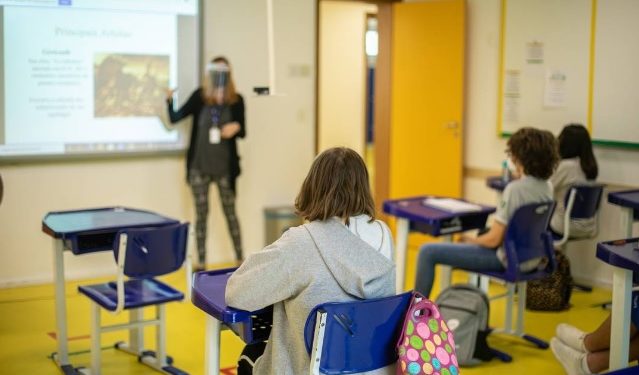 Retorno das aulas presenciais obrigatórias ainda divide opiniões
