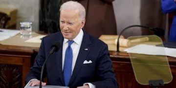 Biden chama Putin de ditador e afirma: “Isolado como jamais esteve”