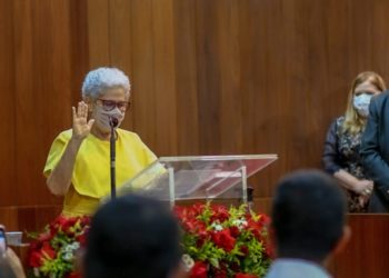 Regina Sousa toma posse como governadora do Piauí