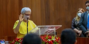 Regina Sousa toma posse como governadora do Piauí