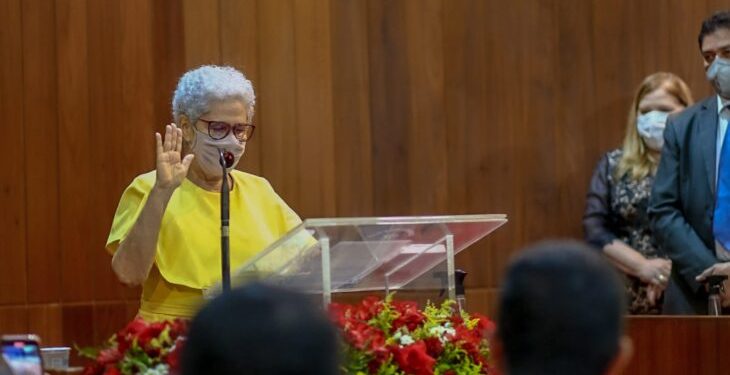 Regina Sousa toma posse como governadora do Piauí