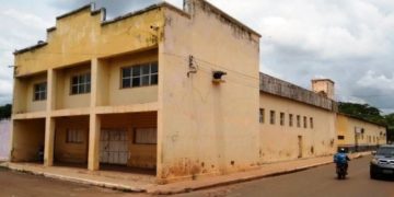 Elmano Férrer viabiliza restauração do Teatro Diniz em Esperantina