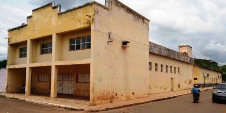 Elmano Férrer viabiliza restauração do Teatro Diniz em Esperantina