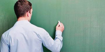 Instituições oferecem cursos gratuitos para professores e gestores escolares