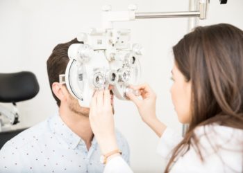 Consultas periódicas com o oftalmologista são fundamentais para o diagnóstico precoce