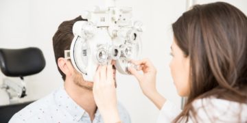 Consultas periódicas com o oftalmologista são fundamentais para o diagnóstico precoce