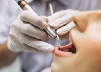 Sangramento na gengiva é sinal de alerta para a saúde bucal