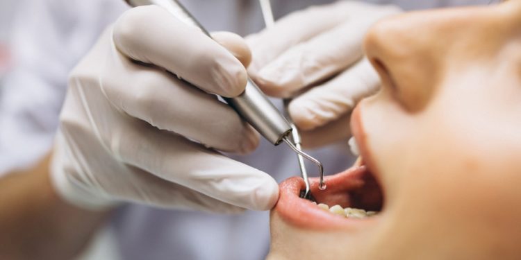 Sangramento na gengiva é sinal de alerta para a saúde bucal