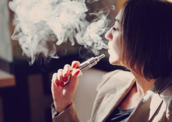 Especialistas alertam sobre os perigos do uso de cigarros eletrônicos