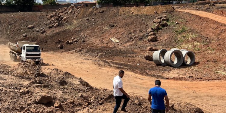 Prefeitura abre vias para a construção das casas no Parque Rodoviário