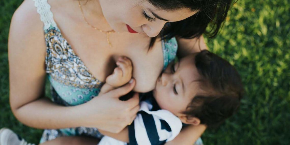 Amamentação reduz mortalidade e chance de obesidade na vida adulta