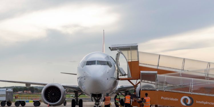 Aeroporto de Teresina alerta sobre uso indevido de raio laser contra aeronaves